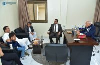 الحاج عبد الواسع مع رئيس مجلس ادارة شركة لمسات حضرمية في زيارة عيدية لمرضى السرطان المقيمين في الدار التابع المؤسسة.
