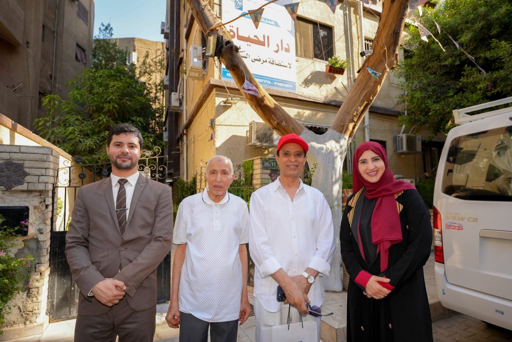 The great Yemeni artist Ahmed Fathi visits the Yemen Foundation for Cancer Care in Cairo.