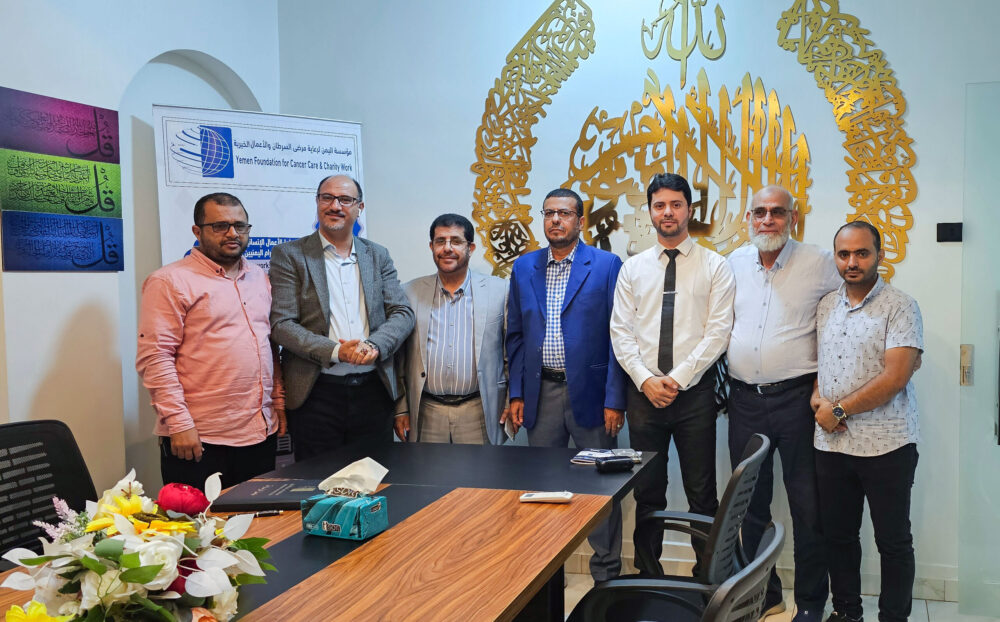 وزير الأوقاف اليمني السابق يزور مؤسسة اليمن لرعاية مرضى السرطان ويشيد بجهودها الإنسانية في القاهرة