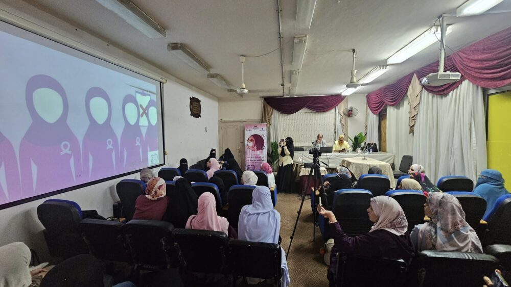مؤسسة اليمن لرعاية مرضى السرطان تنفذ ندوة توعوية بكلية الدراسات الإسلامية والعربية بنات الأزهر حول الكشف المبكر لسرطان الثدي